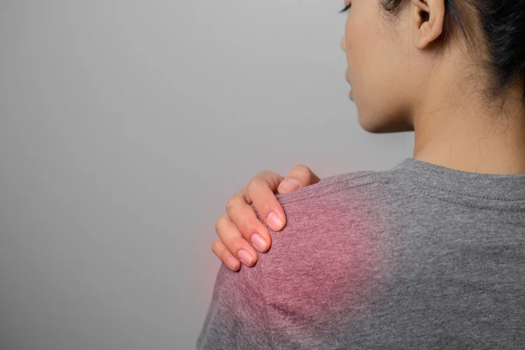 Woman with shoulder pain from a rotator cuff injury